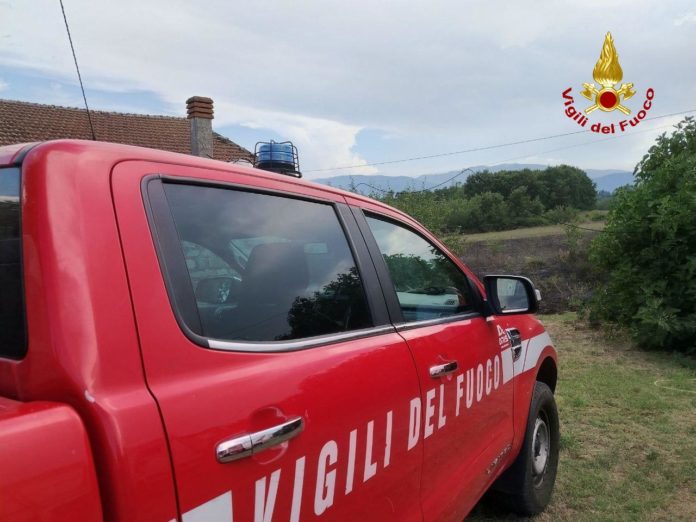 Vinchiaturo, fiamme vicine a una casa: Vigili del Fuoco spengono incendio