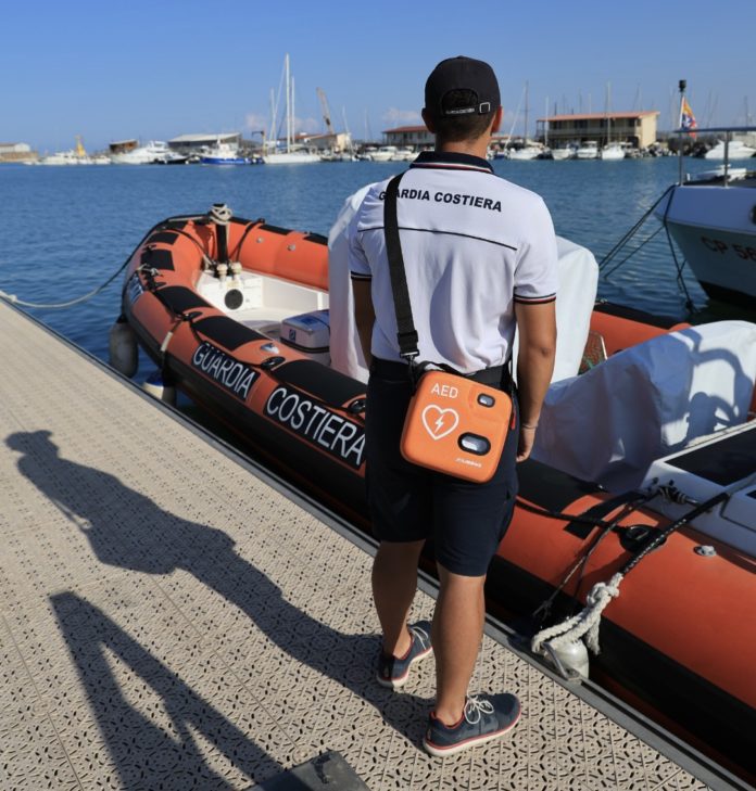 Cinque nuovi defibrillatori sulle motovedette della Guardia Costiera