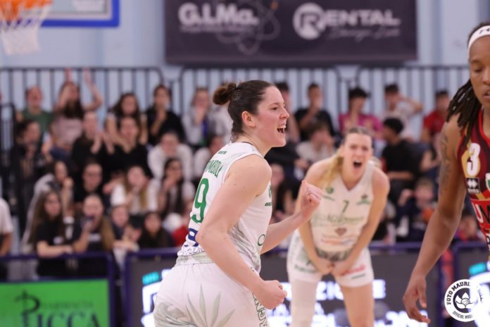 Basket, la Molisana, abbraccio a Stefania Trimboli per la nascita della figlia