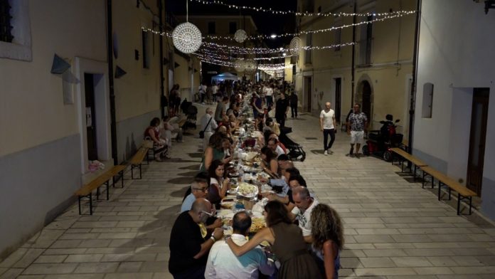 Una tavolata lunga una strada: a Larino la Cluenziata fa il pieno