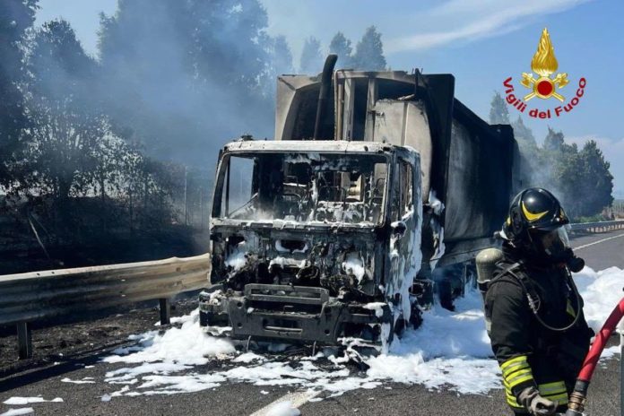Autocarro in fiamme sull’autostrada a Petacciato, code chilometriche