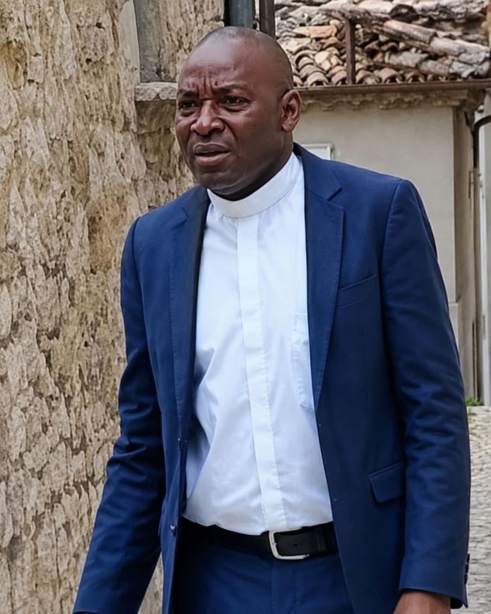 Parroco di 47 anni muore in chiesa mentre celebra la messa