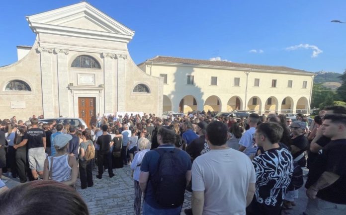 Colori rossoblu e la musica di Caparezza per l’ultimo saluto a Simone