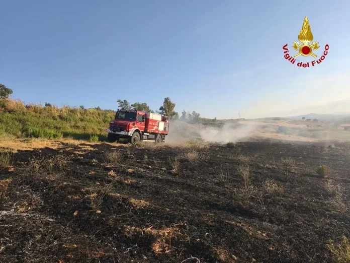Incendio a Campomarino, fiamme minacciano un’azienda agricola