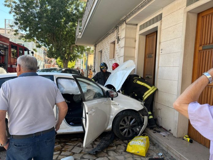 Santa Croce, auto fuori controllo travolge nonna e nipote