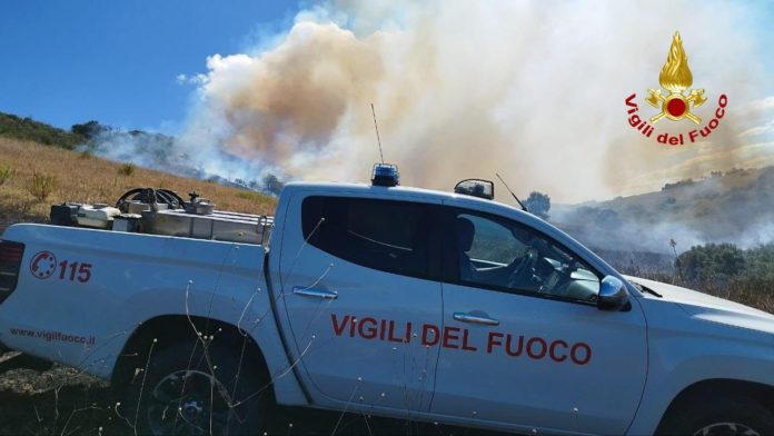 Incendi in basso Molise: in corso lunghe operazioni di spegnimento