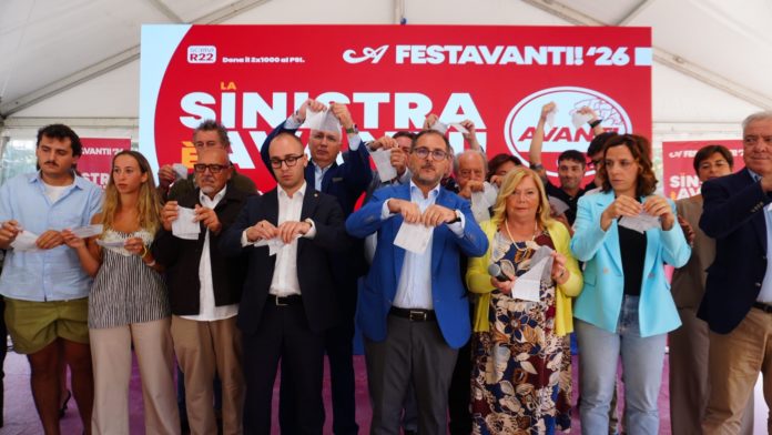 Legge elettorale, per protesta i Socialisti strappano le tessere sul palco