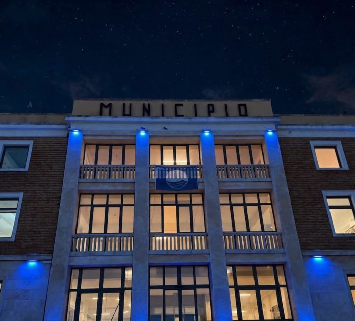 Termoli: comune si illumina di blu per la giornata della lingua dei segni