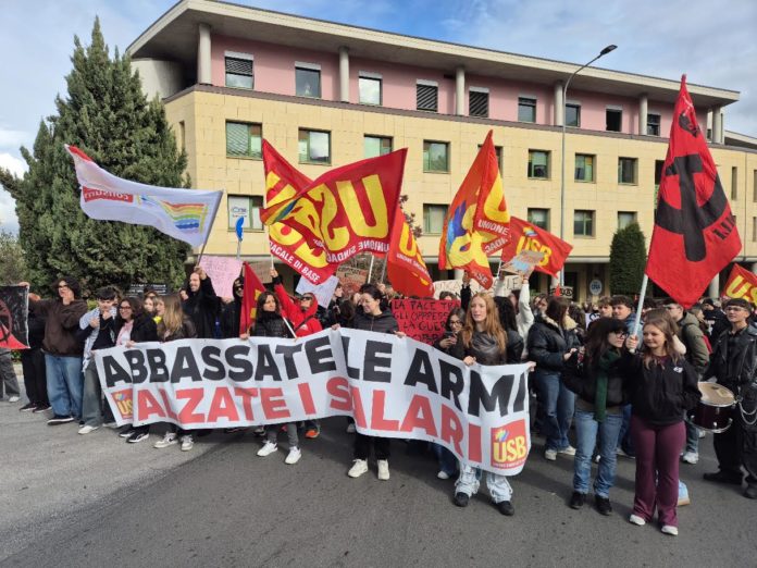 Studenti in piazza. Chiedono pace, lavoro, diritti, sostegno alle famiglie