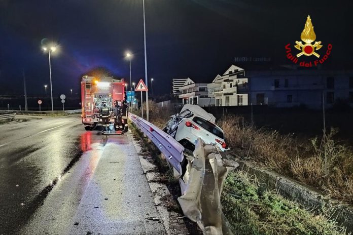 Ss16, auto contro guardrail e poi in un canele di scolo: conducente in ospedale