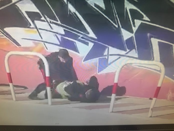 Carabinieri aggrediti al terminal bus, in un video i drammatici istanti