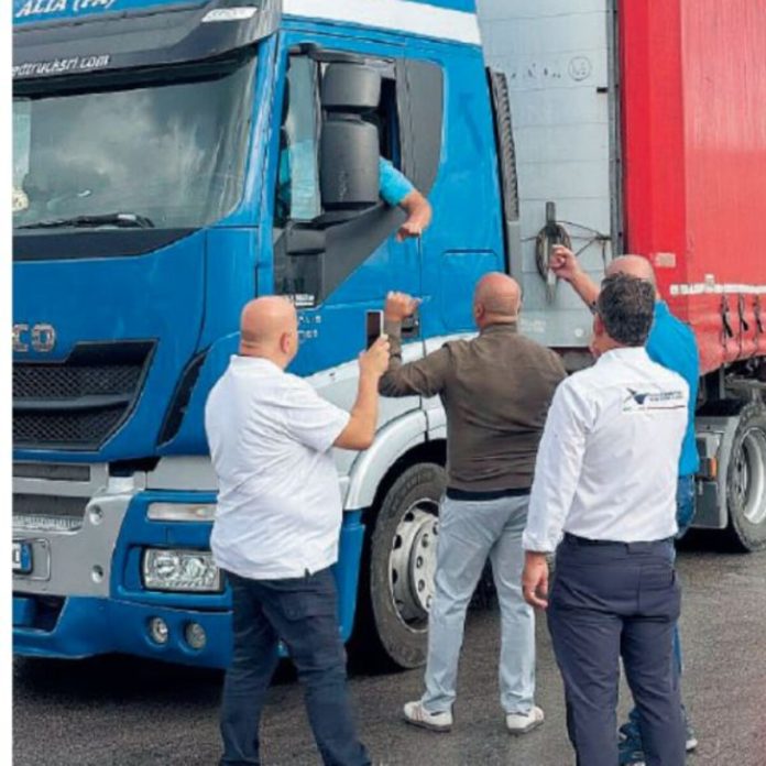 Blocco dei Tir: code ai distributori e mancato rifornimento nei supermercati